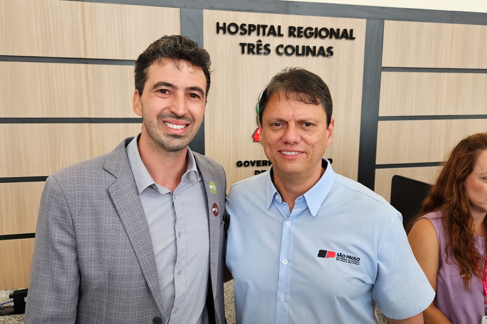 Foto / Reprodução - Vereador Daniel Bassi e governador Tarcísio de Freitas em vistoria as obras do Hospital Estadual de Franca